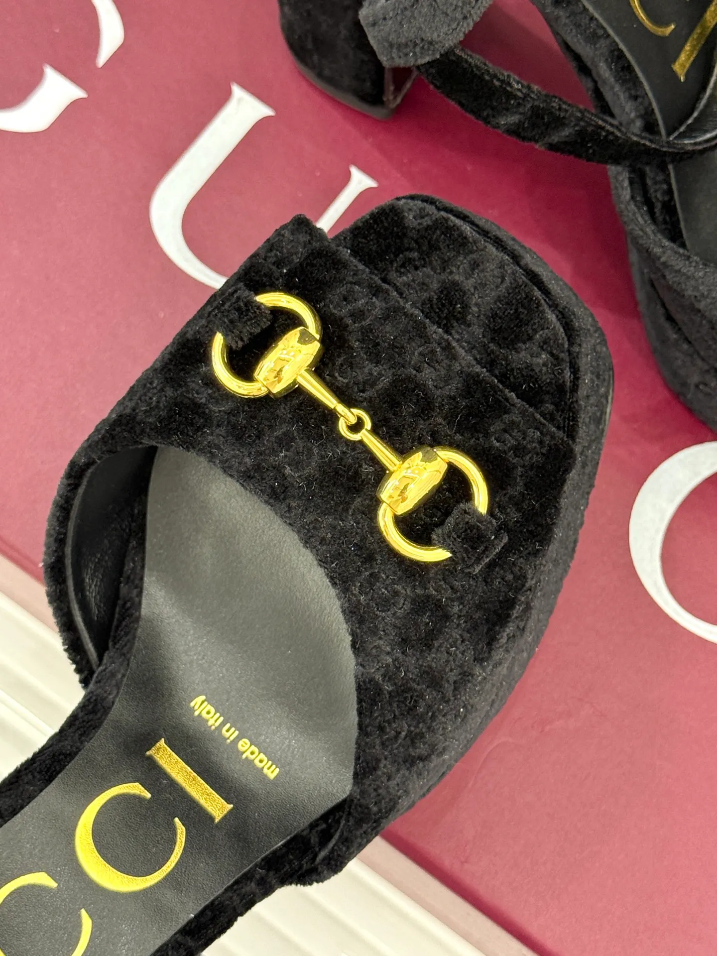 Factory direct sales p660🐘🐘Women's shoes Women's clothing Gucci/Gucci classic horsebit pointed velvet square toe waterproof platform high-heeled sandals When the classic horsebit meets velvet texture, these sandals have become synonymous with elegance and individuality. The square toe design breaks the sharpness of the pointed toe and adds a bit of retro laziness. The delicate velvet upper feels luxurious and shows a high-end texture with the flow of light and shadow. Every step brings a gentle aura. The iconic metal horsebit embellishes the shoe body, instantly awakening brand recognition and cleverly blending retro style with modern fashion. The golden ratio of waterproof platforms and high heels not only lengthens the leg lines but also reduces walking pressure, allowing elegance without compromising comfort. Whether worn with a gorgeous dress to attend a dinner party or paired with retro jeans for a daily look, it can easily hold the spotlight and become the finishing touch in the look, highlighting unique taste and extraordinary style. The fabric is made of original customized velvet and the inner pads are all sheepskin. Heel height: 10.8 Water platform: 3.3 Italian imported genuine leather outsole size: 35-39 (40/41/42 customized)